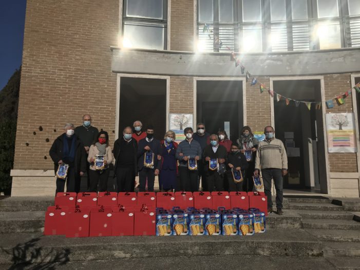 Il Rotary Club Aprilia-Cisterna consegna pacchi dono per le famiglie&nbsp;bisognose.